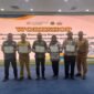 Jajaran DPPKB Kota Bekasi berfoto bersama usai menerima lima penghargaan dari tujuh kategori apresiasi Program Pengendalian Penduduk yang diberikan BKKBN Provinsi Jawa Barat, dalam workshop yang berlangsung 22–23 September 2026 di Kantor BAPPEDA Provinsi Jawa Barat.