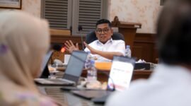 Gubernur Banten Andra Soni memimpin rapat pembahasan Rancangan Pergub tentang Corporate University di Gedung Negara Provinsi Banten, Kota Serang  