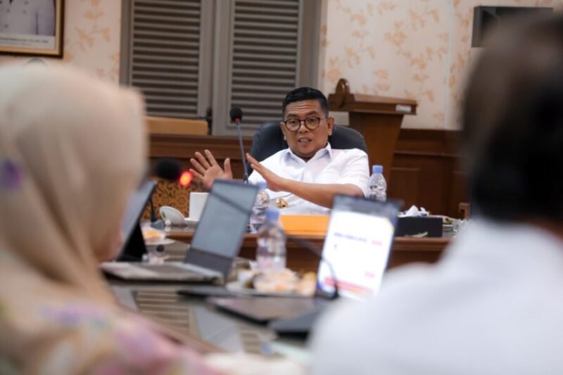 Gubernur Banten Andra Soni memimpin rapat pembahasan Rancangan Pergub tentang Corporate University di Gedung Negara Provinsi Banten, Kota Serang
