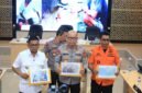 Kapolda Banten Irjen Pol Hengki bersama Gubernur Banten dan Kabasarnas Banten Al Amrad menunjukkan dokumentasi hasil identifikasi jenazah ABK kapal Arupadhatu 1 berinisial SU, yang teridentifikasi secara genetis melalui pemeriksaan DNA oleh tim DVI Pusdokkes Polri.
