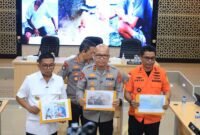 Kapolda Banten Irjen Pol Hengki bersama Gubernur Banten dan Kabasarnas Banten Al Amrad menunjukkan dokumentasi hasil identifikasi jenazah ABK kapal Arupadhatu 1 berinisial SU, yang teridentifikasi secara genetis melalui pemeriksaan DNA oleh tim DVI Pusdokkes Polri.