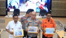 Kapolda Banten Irjen Pol Hengki bersama Gubernur Banten dan Kabasarnas Banten Al Amrad menunjukkan dokumentasi hasil identifikasi jenazah ABK kapal Arupadhatu 1 berinisial SU, yang teridentifikasi secara genetis melalui pemeriksaan DNA oleh tim DVI Pusdokkes Polri.