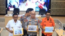 Kapolda Banten Irjen Pol Hengki bersama Gubernur Banten dan Kabasarnas Banten Al Amrad menunjukkan dokumentasi hasil identifikasi jenazah ABK kapal Arupadhatu 1 berinisial SU, yang teridentifikasi secara genetis melalui pemeriksaan DNA oleh tim DVI Pusdokkes Polri.