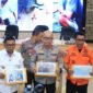 Kapolda Banten Irjen Pol Hengki bersama Gubernur Banten dan Kabasarnas Banten Al Amrad menunjukkan dokumentasi hasil identifikasi jenazah ABK kapal Arupadhatu 1 berinisial SU, yang teridentifikasi secara genetis melalui pemeriksaan DNA oleh tim DVI Pusdokkes Polri.