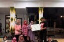 Ketua Komisi A DPRD Kota Yogyakarta Susanto Dwi Antoro menyerahkan bantuan 30 meja belajar lipat kepada pengurus JBM Tahunan, Rabu (23/9/2026), sebagai bagian dari gerakan pendidikan berbasis kedermawanan sosial dan semangat gotong royong.