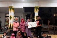 Ketua Komisi A DPRD Kota Yogyakarta Susanto Dwi Antoro menyerahkan bantuan 30 meja belajar lipat kepada pengurus JBM Tahunan, Rabu (23/9/2026), sebagai bagian dari gerakan pendidikan berbasis kedermawanan sosial dan semangat gotong royong.