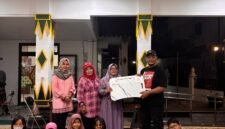Ketua Komisi A DPRD Kota Yogyakarta Susanto Dwi Antoro menyerahkan bantuan 30 meja belajar lipat kepada pengurus JBM Tahunan, Rabu (23/9/2026), sebagai bagian dari gerakan pendidikan berbasis kedermawanan sosial dan semangat gotong royong.