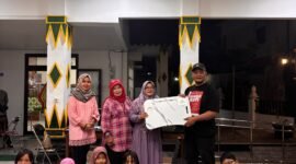 Ketua Komisi A DPRD Kota Yogyakarta Susanto Dwi Antoro menyerahkan bantuan 30 meja belajar lipat kepada pengurus JBM Tahunan, Rabu (23/9/2026), sebagai bagian dari gerakan pendidikan berbasis kedermawanan sosial dan semangat gotong royong.