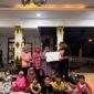 Ketua Komisi A DPRD Kota Yogyakarta Susanto Dwi Antoro menyerahkan bantuan 30 meja belajar lipat kepada pengurus JBM Tahunan, Rabu (23/9/2026), sebagai bagian dari gerakan pendidikan berbasis kedermawanan sosial dan semangat gotong royong.