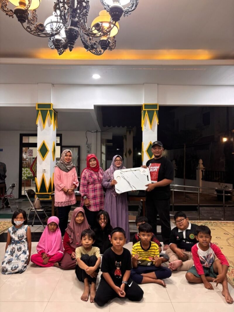 Ketua Komisi A DPRD Kota Yogyakarta Susanto Dwi Antoro menyerahkan bantuan 30 meja belajar lipat kepada pengurus JBM Tahunan, Rabu (23/9/2026), sebagai bagian dari gerakan pendidikan berbasis kedermawanan sosial dan semangat gotong royong.