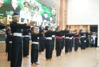 Pesilat muda memeragakan jurus pencak silat saat Pelantikan DPD PPSI Kabupaten Bandung 2026–2031 di Gedung Moh. Toha, Soreang