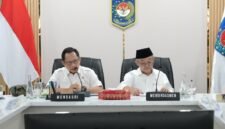 Menteri Dalam Negeri Muhammad Tito Karnavian selaku Ketua Satgas PRR Pascabencana Sumatera bersama Menteri Pendidikan Dasar dan Menengah Abdul Mu'ti memimpin rapat koordinasi pemulihan fasilitas pendidikan pascabencana.