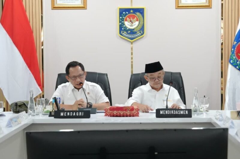 Menteri Dalam Negeri Muhammad Tito Karnavian selaku Ketua Satgas PRR Pascabencana Sumatera bersama Menteri Pendidikan Dasar dan Menengah Abdul Mu'ti memimpin rapat koordinasi pemulihan fasilitas pendidikan pascabencana.