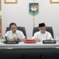 Menteri Dalam Negeri Muhammad Tito Karnavian selaku Ketua Satgas PRR Pascabencana Sumatera bersama Menteri Pendidikan Dasar dan Menengah Abdul Mu'ti memimpin rapat koordinasi pemulihan fasilitas pendidikan pascabencana.