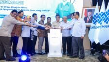 Sejumlah pejabat Kemnaker bersama perwakilan kementerian dan lembaga menekan tombol tanda dimulainya Program Pemagangan Nasional (MagangHub) Batch 2 Angkatan II.