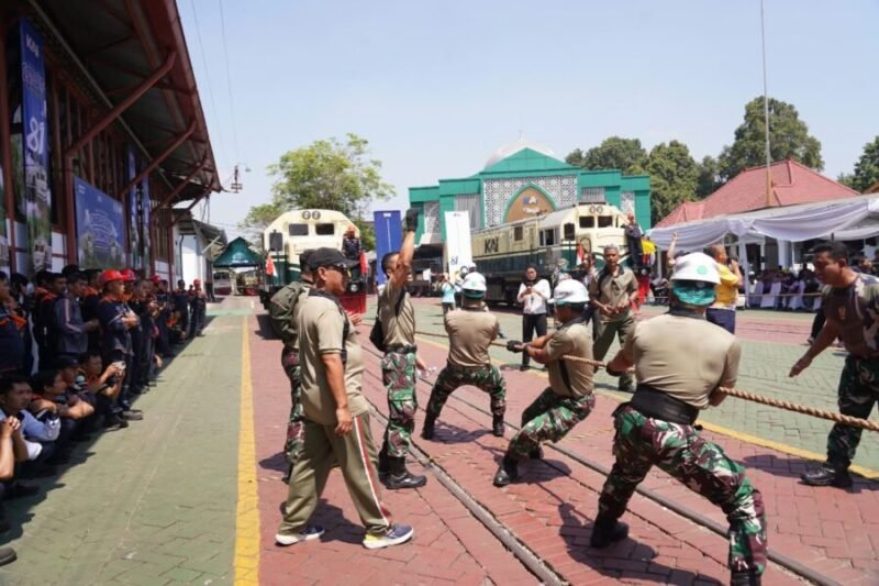 Kekompakan diuji saat menarik lokomotif 84 ton di Balai Yasa Yogyakarta.