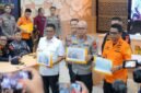 Gubernur Banten, Kapolda Banten, dan Kepala Kantor Basarnas Banten menunjukkan foto kru kapal, foto temuan jenazah, dan peta jarak lokasi penemuan dalam konferensi pers pencarian korban KM Arupadhatu 1.