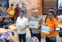 Gubernur Banten, Kapolda Banten, dan Kepala Kantor Basarnas Banten menunjukkan foto kru kapal, foto temuan jenazah, dan peta jarak lokasi penemuan dalam konferensi pers pencarian korban KM Arupadhatu 1.