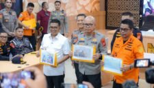 Gubernur Banten, Kapolda Banten, dan Kepala Kantor Basarnas Banten menunjukkan foto kru kapal, foto temuan jenazah, dan peta jarak lokasi penemuan dalam konferensi pers pencarian korban KM Arupadhatu 1.