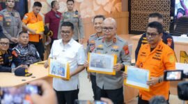 Gubernur Banten, Kapolda Banten, dan Kepala Kantor Basarnas Banten menunjukkan foto kru kapal, foto temuan jenazah, dan peta jarak lokasi penemuan dalam konferensi pers pencarian korban KM Arupadhatu 1.