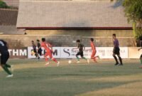 Pemain PS Condongcatur dan PS Porab berebut bola pada laga pembuka Liga Seri A Askab PSSI Sleman 2026. PS Condongcatur menang 2-1.