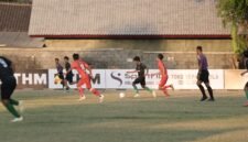 Pemain PS Condongcatur dan PS Porab berebut bola pada laga pembuka Liga Seri A Askab PSSI Sleman 2026. PS Condongcatur menang 2-1.