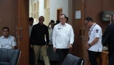 Sekda Sumsel Edward Candra tiba di ruang pertemuan untuk mengikuti kegiatan Pengukuhan IKK.