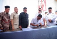 Gubernur Banten Andra Soni menandatangani prasasti peresmian pembangunan kawasan permukiman di Kemanisan, Kota Serang, disaksikan sejumlah pejabat dan anggota DPRD Banten.