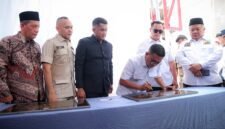 Gubernur Banten Andra Soni menandatangani prasasti peresmian pembangunan kawasan permukiman di Kemanisan, Kota Serang, disaksikan sejumlah pejabat dan anggota DPRD Banten.