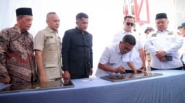 Gubernur Banten Andra Soni menandatangani prasasti peresmian pembangunan kawasan permukiman di Kemanisan, Kota Serang, disaksikan sejumlah pejabat dan anggota DPRD Banten.