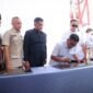 Gubernur Banten Andra Soni menandatangani prasasti peresmian pembangunan kawasan permukiman di Kemanisan, Kota Serang, disaksikan sejumlah pejabat dan anggota DPRD Banten.