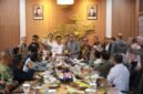Bupati Bandung dan Wakil Ketua Komisi II DPR RI bertukar cendera mata dalam pertemuan kunjungan kerja spesifik di Soreang.