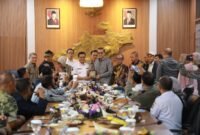 Bupati Bandung dan Wakil Ketua Komisi II DPR RI bertukar cendera mata dalam pertemuan kunjungan kerja spesifik di Soreang.