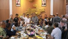 Bupati Bandung dan Wakil Ketua Komisi II DPR RI bertukar cendera mata dalam pertemuan kunjungan kerja spesifik di Soreang.