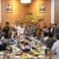 Bupati Bandung dan Wakil Ketua Komisi II DPR RI bertukar cendera mata dalam pertemuan kunjungan kerja spesifik di Soreang.
