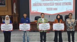 Pemda DIY serahkan secara simbolis BPTI 2026 kepada Universitas Gunungkidul, UNY, Universitas Widya Mataram, dan Politeknik ATK Yogyakarta.