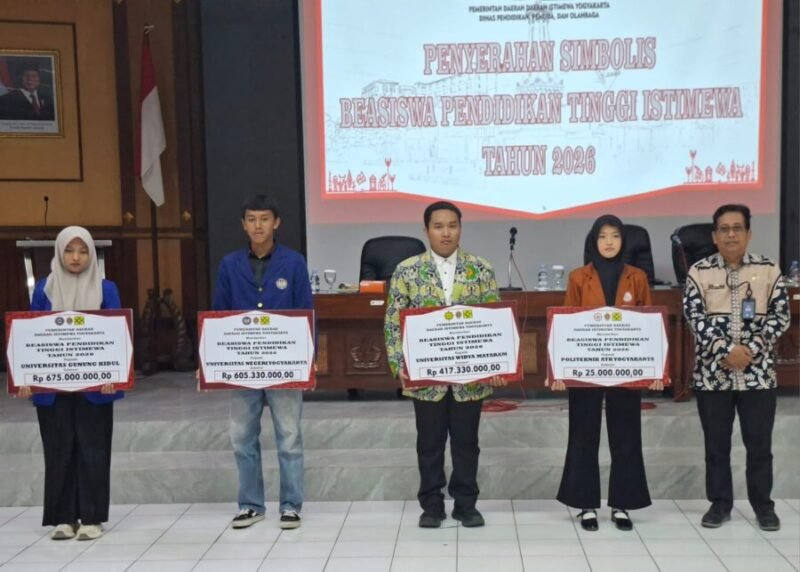 Pemda DIY serahkan secara simbolis BPTI 2026 kepada Universitas Gunungkidul, UNY, Universitas Widya Mataram, dan Politeknik ATK Yogyakarta.