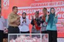 Purnama Wulan Sari Mirza bersama Sekdaprov Lampung Marindo Kurniawan dan Ketua DWP Provinsi Lampung Agnesia Bulan Marindo meramaikan sesi pengundian kupon dalam Peringatan HUT ke-81 PMI
