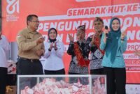 Purnama Wulan Sari Mirza bersama Sekdaprov Lampung Marindo Kurniawan dan Ketua DWP Provinsi Lampung Agnesia Bulan Marindo meramaikan sesi pengundian kupon dalam Peringatan HUT ke-81 PMI