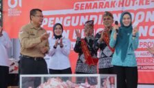 Purnama Wulan Sari Mirza bersama Sekdaprov Lampung Marindo Kurniawan dan Ketua DWP Provinsi Lampung Agnesia Bulan Marindo meramaikan sesi pengundian kupon dalam Peringatan HUT ke-81 PMI