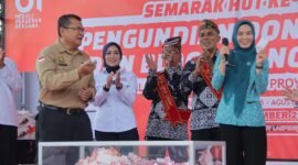 Purnama Wulan Sari Mirza bersama Sekdaprov Lampung Marindo Kurniawan dan Ketua DWP Provinsi Lampung Agnesia Bulan Marindo meramaikan sesi pengundian kupon dalam Peringatan HUT ke-81 PMI