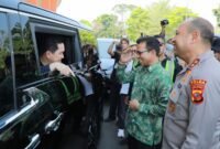 Dadang Supriatna didampingi Kapolda Jawa Barat Irjen Pol Pipit Rismanto menyambut kedatangan Menteri Pemuda