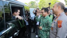 Dadang Supriatna didampingi Kapolda Jawa Barat Irjen Pol Pipit Rismanto menyambut kedatangan Menteri Pemuda