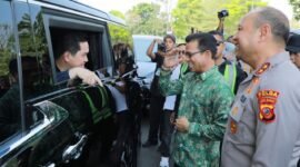 Dadang Supriatna didampingi Kapolda Jawa Barat Irjen Pol Pipit Rismanto menyambut kedatangan Menteri Pemuda