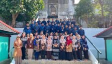 Sivitas akademika UWM Yogyakarta berziarah ke makam pendiri kampus di Imogiri dalam rangka Dies Natalis ke-44.