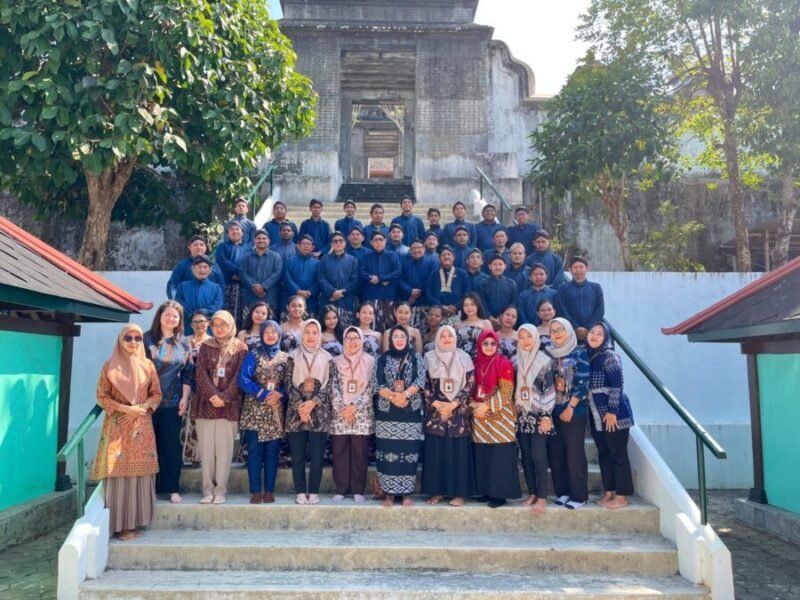 Sivitas akademika UWM Yogyakarta berziarah ke makam pendiri kampus di Imogiri dalam rangka Dies Natalis ke-44.