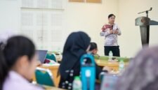 Aryanto, Supply Chain Spesialist PT Bio Farma (Persero) saat memberikan materi dalam kegiatan Workshop Logistics and Supply Chain Management yang diselenggarakan oleh UMY dan NUS