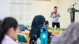 Aryanto, Supply Chain Spesialist PT Bio Farma (Persero) saat memberikan materi dalam kegiatan Workshop Logistics and Supply Chain Management yang diselenggarakan oleh UMY dan NUS