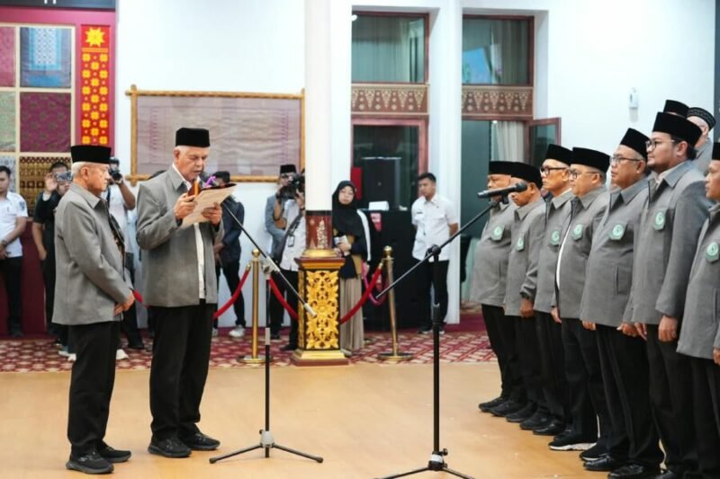 Pengurus Majelis Ulama Indonesia (MUI) Provinsi Sumatera Selatan mengikuti prosesi pengukuhan di Palembang