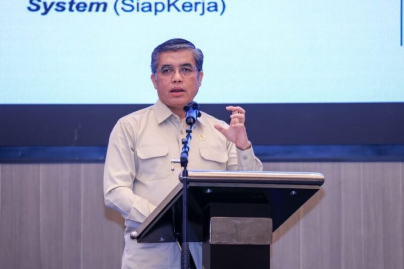 Menteri Ketenagakerjaan Yassierli menyampaikan sambutan pada Pembekalan Calon Hakim Ad Hoc Pengadilan Hubungan Industrial  